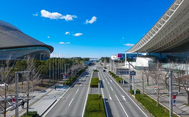 幕張メッセの中央を貫くメッセ大通り