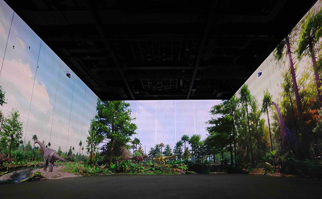 3面ダイノシアター　（画像提供：福井県立恐竜博物館）