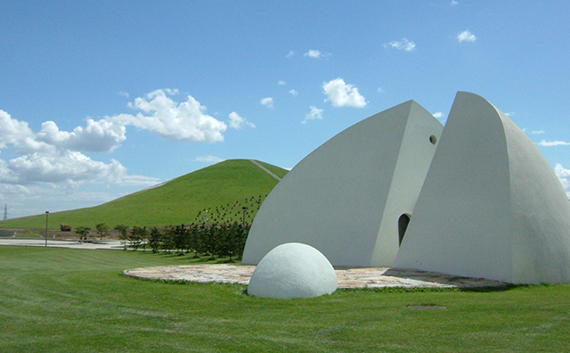 イサム・ノグチが作った「大地の彫刻」