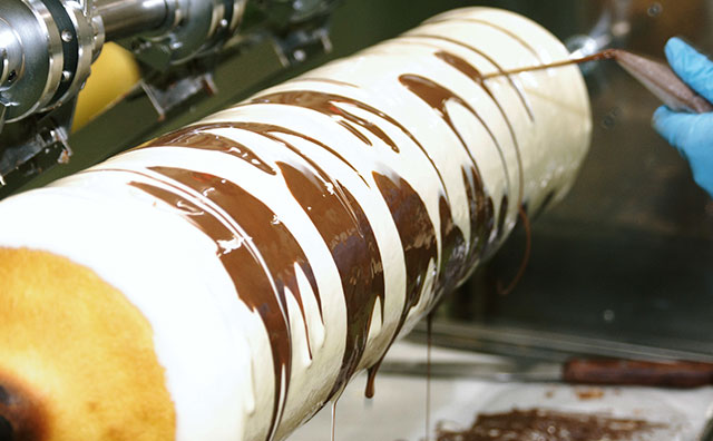 見学コースから見える三方六のチョコがけ