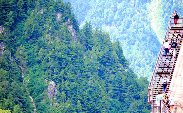 展望台から新展望広場へつながる外階段