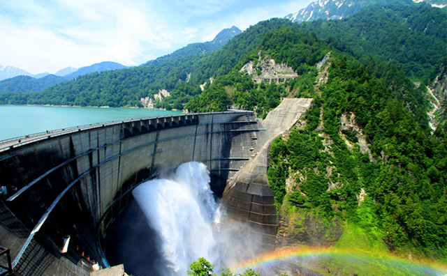 新緑の黒部ダム