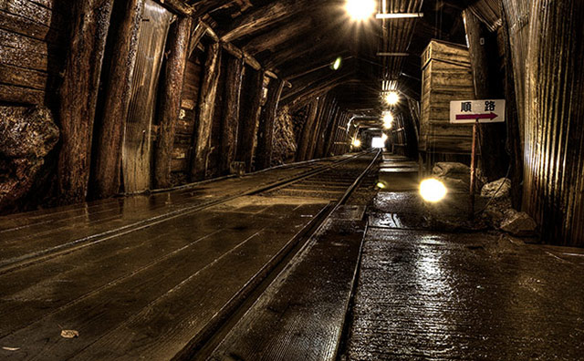 足尾銅山　坑内