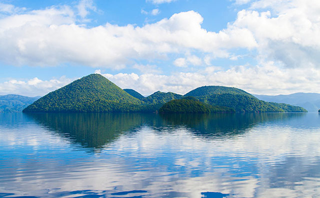 湖畔から望む中島