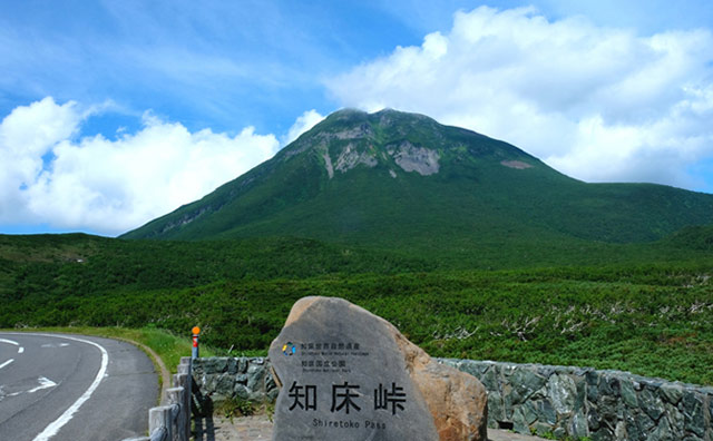 知床峠から望む羅臼岳（らうすだけ）