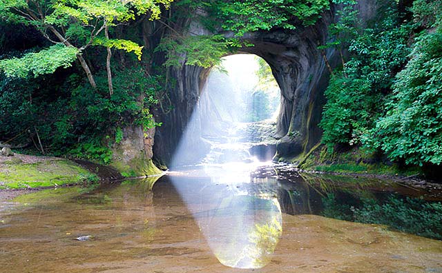 亀岩の洞窟