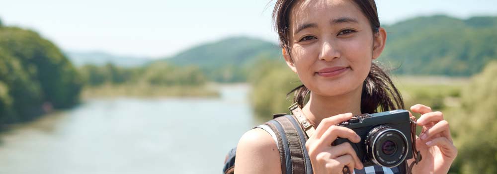 ひとり旅で自撮り写真を撮るには？撮り方のコツとおすすめのフォトジェニックスポットを紹介！