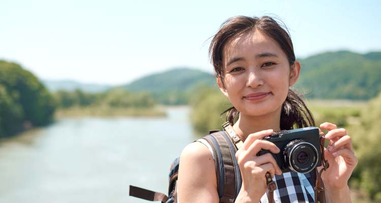 ひとり旅で自撮り写真を撮るには？撮り方のコツとおすすめのフォトジェニックスポットを紹介！