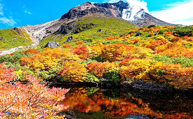 ひょうたん池に映りこむ茶臼岳と鮮やかなコントラストの紅葉
