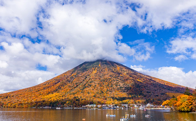 秋に染まる中禅寺湖と男体山