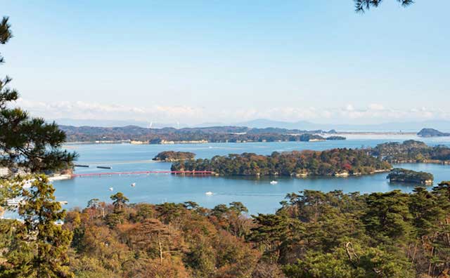 西行戻しの松公園から望む松島