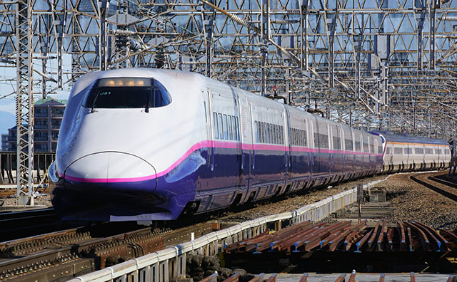 前方車両はE2、後方車両はE3系