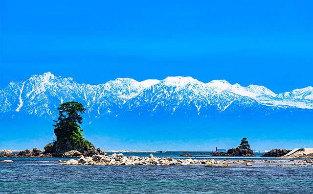 雨晴海岸と立山連峰