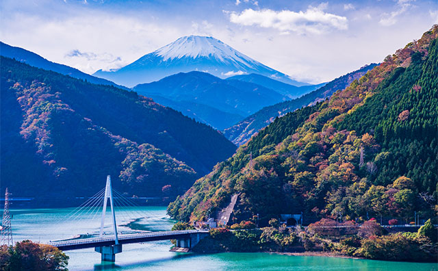 丹沢湖と富士山