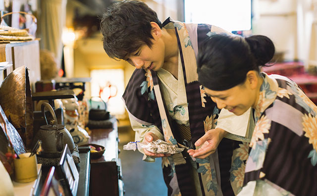町のお店で買い物をする