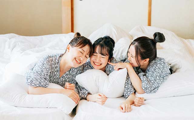 女子旅では美肌効果が期待できる温泉で癒されよう