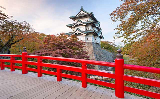 情緒あふれる紅葉が楽しめる「弘前城（弘前公園）」