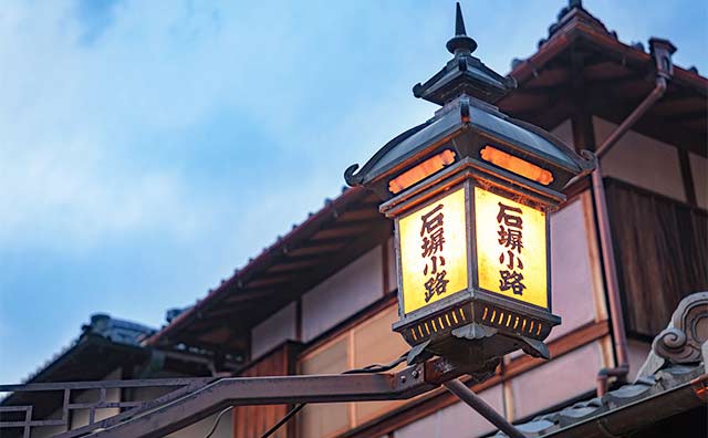 夕暮れの石塀小路