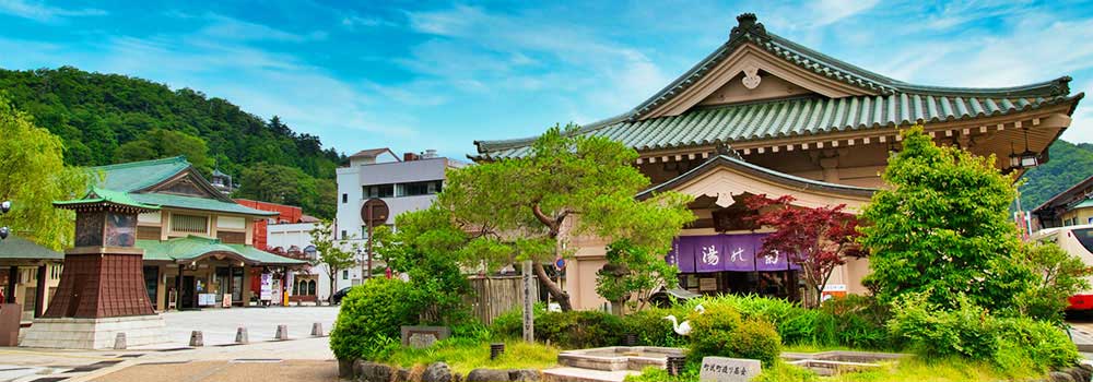 色彩豊かな山々に囲まれた山中温泉～開湯1300年のお湯で体の芯まで温めて～
