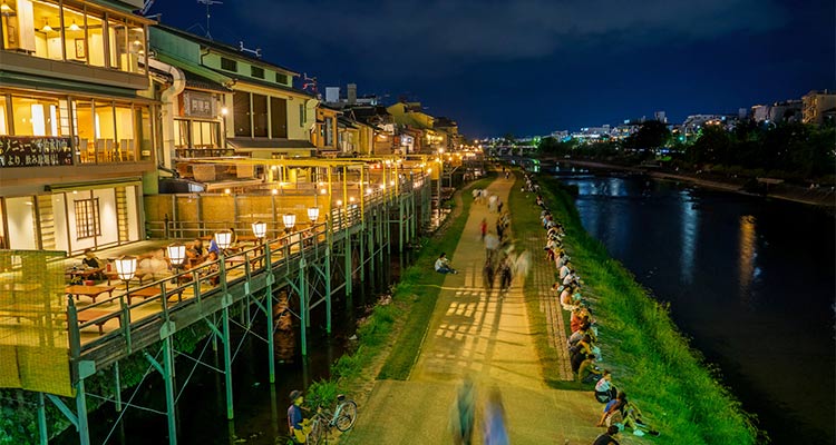 夏の京都は「川床」で粋に。涼みながら美味しい食事や趣ある景色を堪能しよう