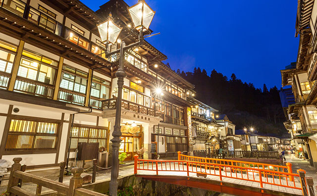 温泉街で食べ歩き！街歩きが楽しい有名な温泉街を浴衣で散策、外湯めぐり