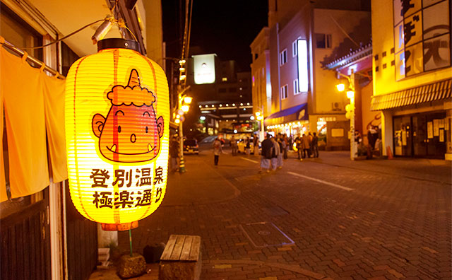 夜の温泉街