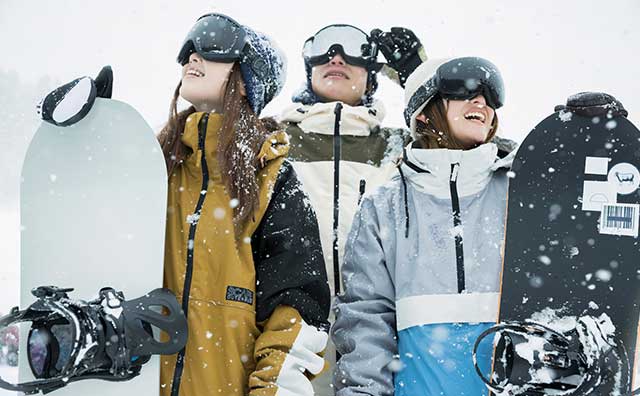 スノボ・スキーに行く時の服装は？女子も男子も参考にできる服装ガイド！雨の日対策も解説