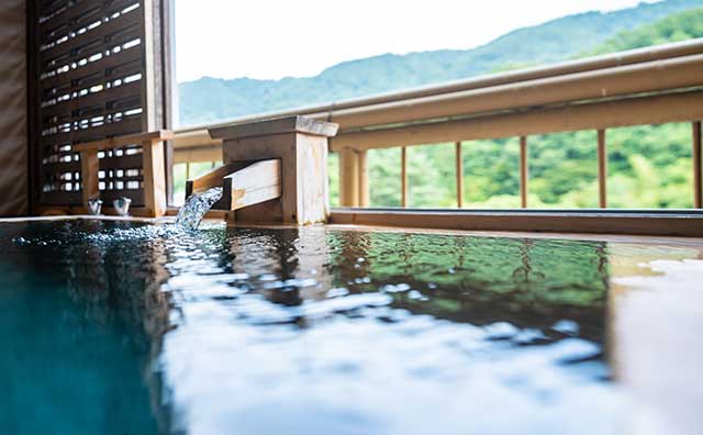温泉旅行の服装ガイド！季節・年齢別のコーデや準備ポイントを紹介