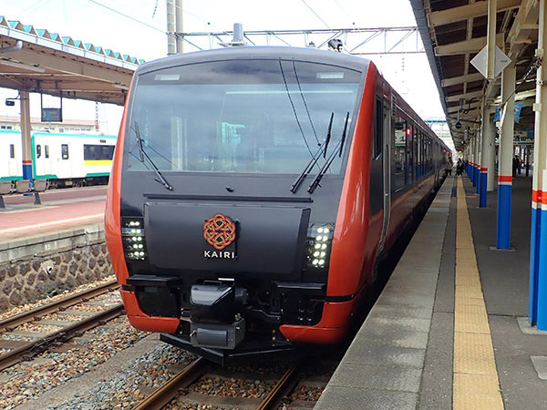 新潟と山形をつなぐ列車「海里」。車窓からの絶景にうっとり